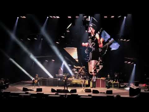 Dave Grohl gives kid his Gibson Guitar