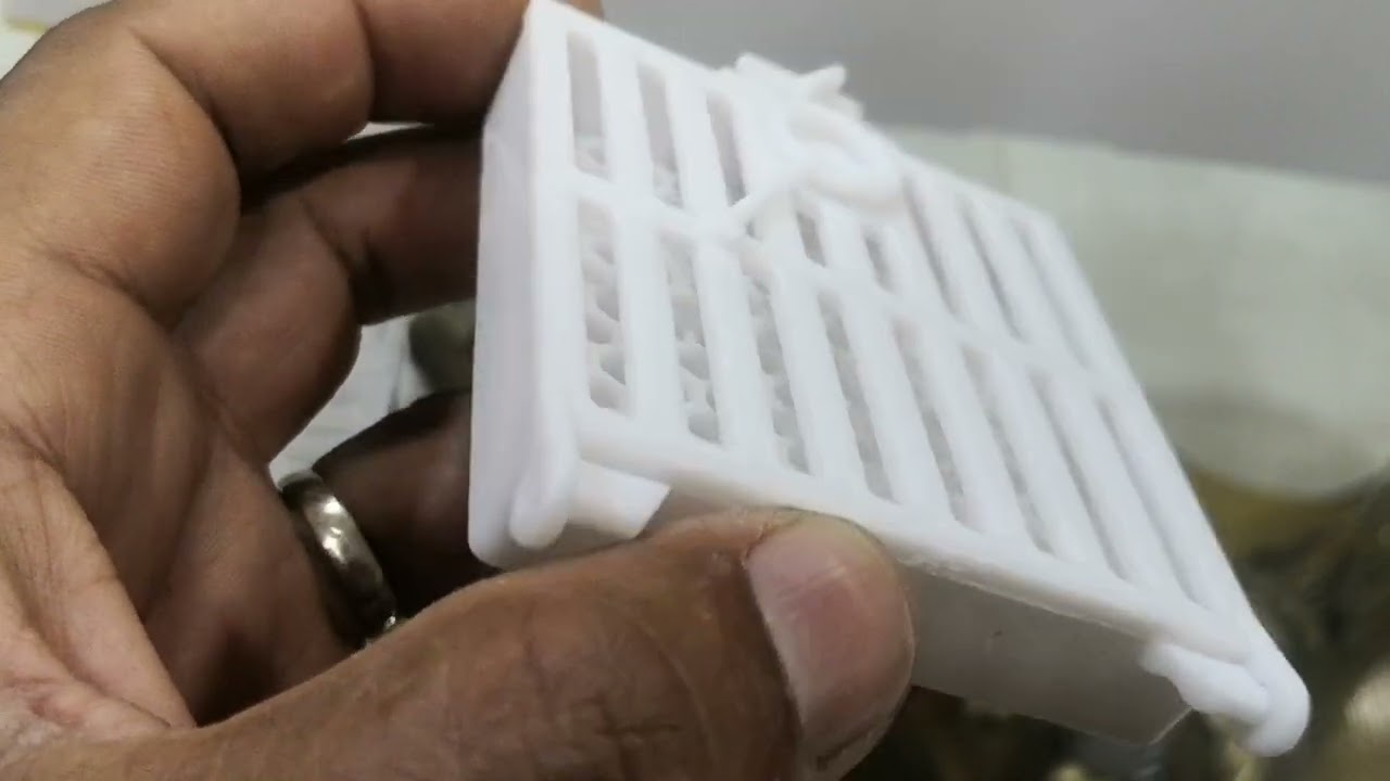 وصل حديثا لمؤسسة قنوان : قفص حجز الملكات الايطالية لعلاج الفاروا صيفا