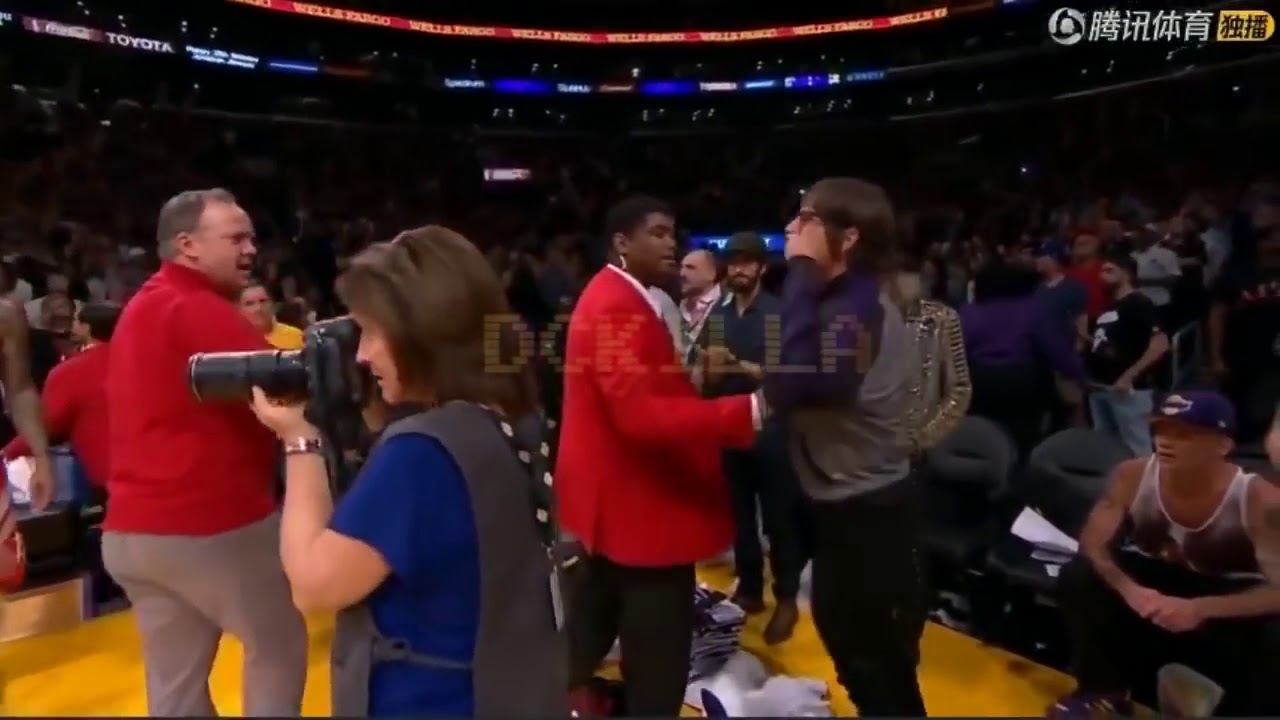 Anthony Kiedis was thrown out of Lakers game