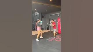 mami sisca latihan tinju,apemnya tembem