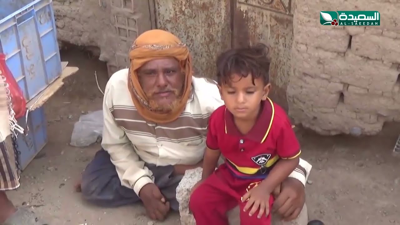 شاب من ذوي الهمم يقهر المستحيل ويعول أسرته من عمله