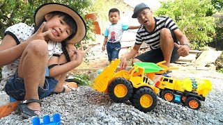 Trò Chơi Máy Ủi Xe Xúc Cát và Máy Trộn Bê Tông ♥ Bé Bún – Bé Bắp ♥ Đồ Chơi Trẻ Em