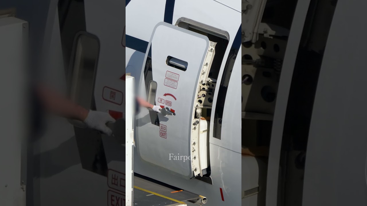 777-300 door open. #飛行機動画 #b777 #b777300er #羽田空港
