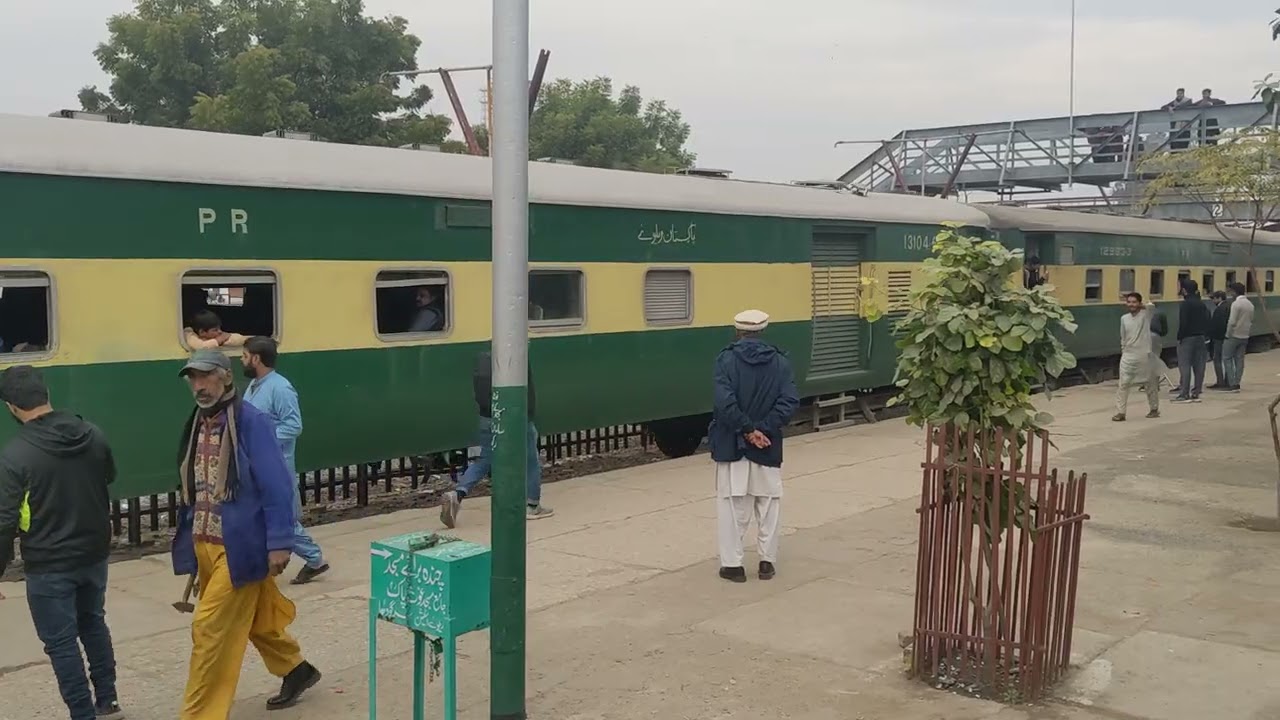 Millat express leaving Sargodha for Karachi only with 7 bogies 