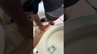 Amigo aqui te enseño como instalar un toilet 🤣 #youtubevideo #comoinstalar #tutorial