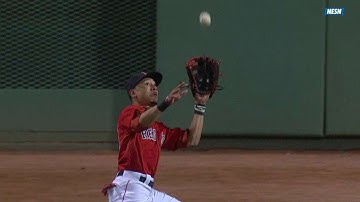 PHI@BOS: Betts runs over in center to make the catch