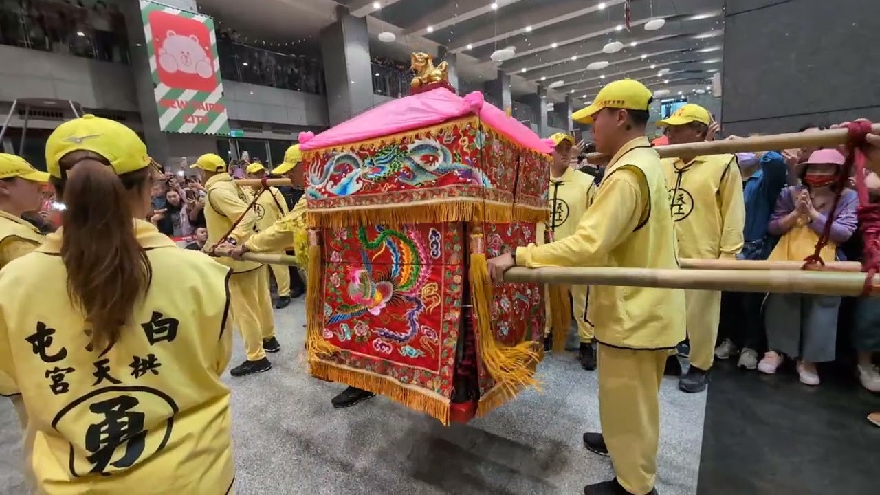 白沙屯媽祖到新北市政府外遲遲不進入....原來是在等他？..-2025白沙屯媽祖土城板橋贊境（2）