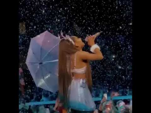 Ariana Grande Santa Tell Me Sweetener World Tour Uniondale