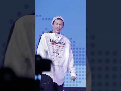 Mew Suppasit fist <strong>bumping</strong> BUMKEY👊뮤 수파싯이랑 피스트 범키🤜🤛 #Shorts