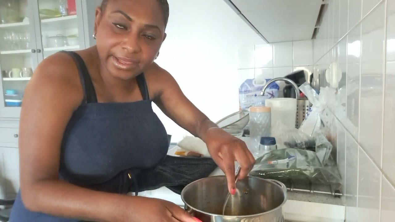 Mendot. Gestoomde kleefrijstemeel gevuld met gestoofde kokos.