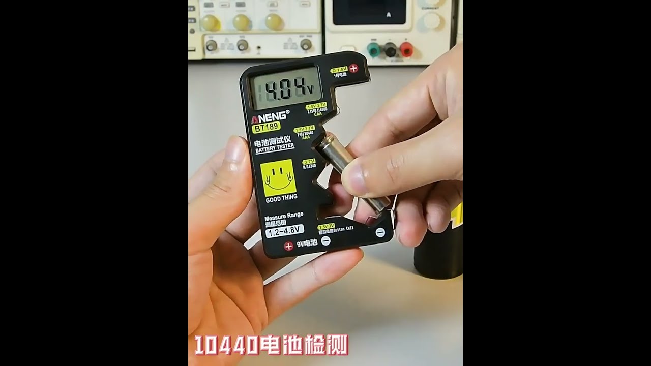 Универсальный тестер батарей: отображение напряжения и проверка состояния литиевых элементов.