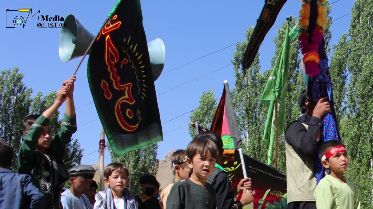 اصغر لب تشنه‌ام بیا به میدان رویم     لاله و گل دسته‌ام بیابه میدان رویم