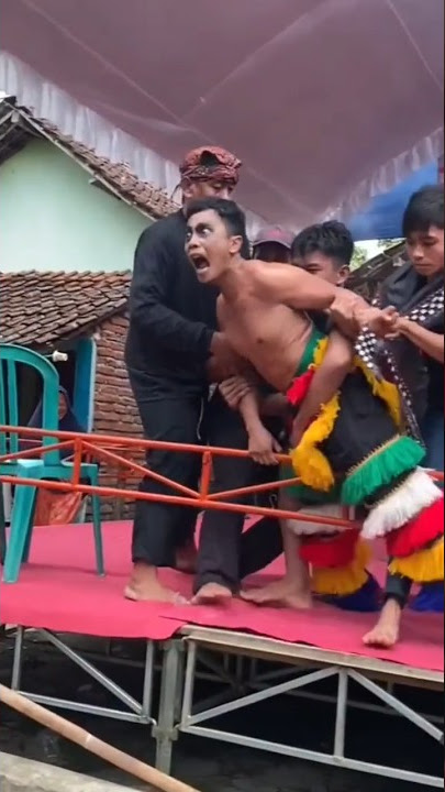 Kerasukan Lagi Singo Barong, Barongan ora galak #oragalak #mangan #barongan #kesurupan