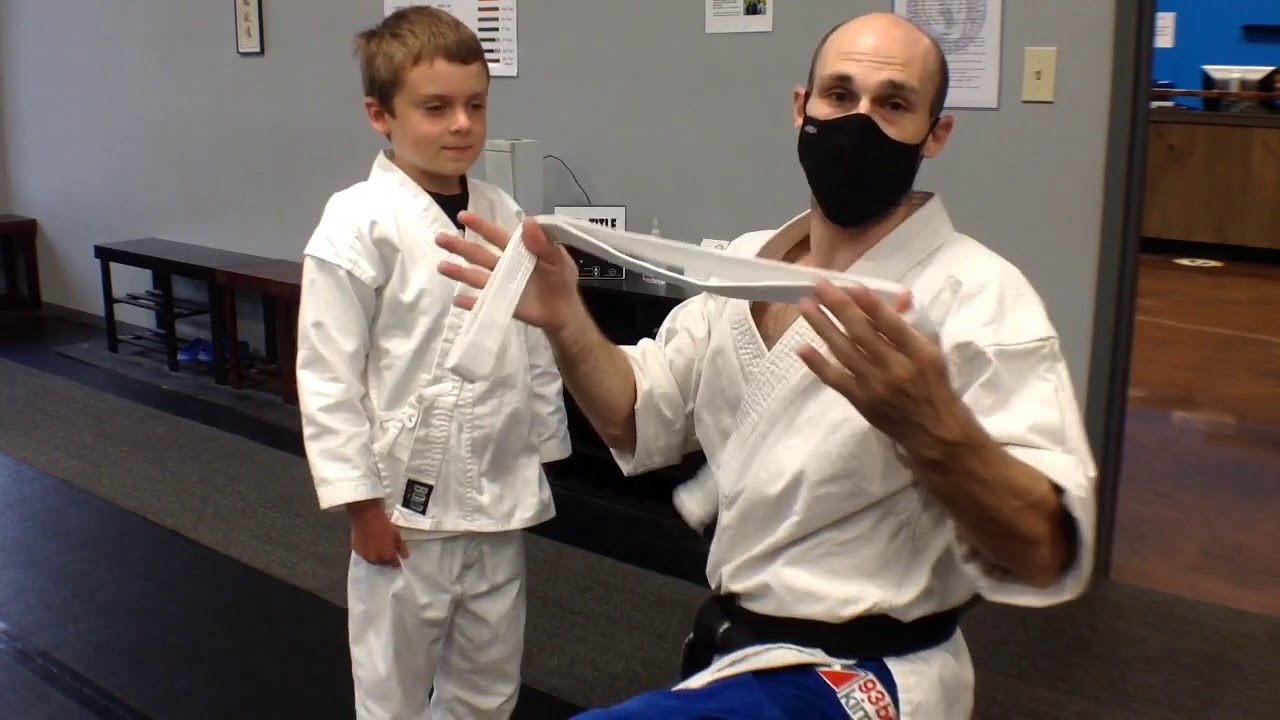 How to Tie a Karate Belt - YouTube
