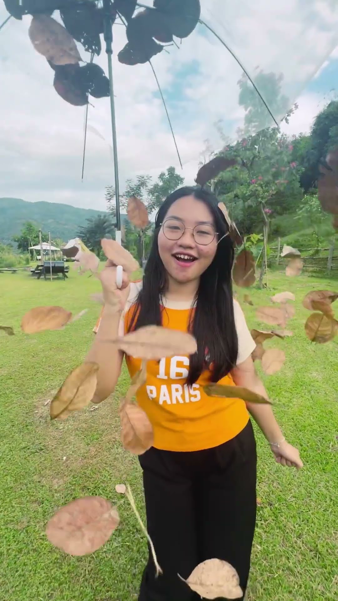 SH - Cô gái áo cam nhảy múa với cây dù || A girl dance with umbrella #shorts