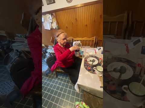 Compartiendo un hermoso e único tiempo con mi abuelita en Polonia 🇵🇱