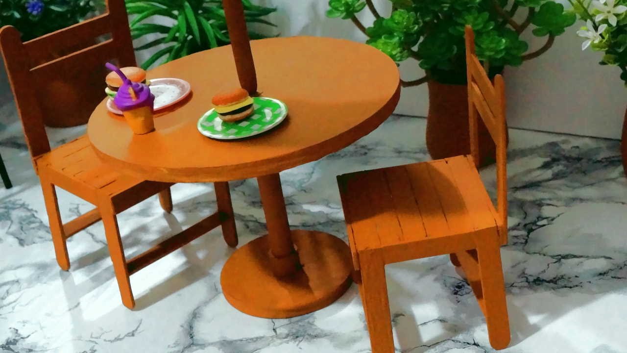 Como fazer uma cadeira com palito de picolé para boneca Barbie, Monster High, Frozen e outras