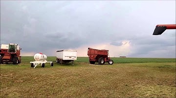 International 915 self-propelled grain cart for sale | sold at auction May 27, 2015