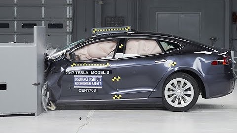 2017 Tesla Model S driver-side small overlap crash test (extended footage)