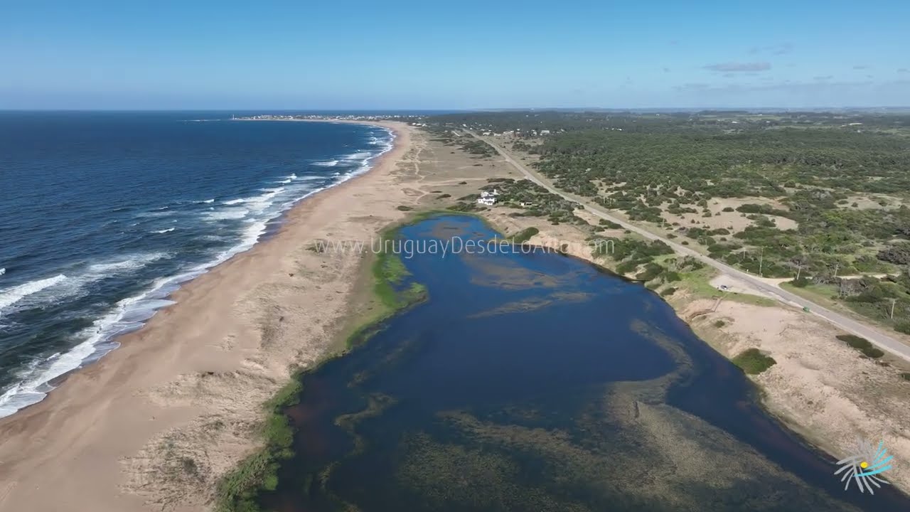 Video aéreo sobre la laguna Garzón, su puente circular y su caleta hacia el oeste M3 18085 6