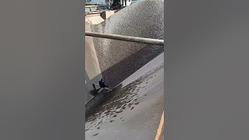 Self-unloading ship pebbles unloading