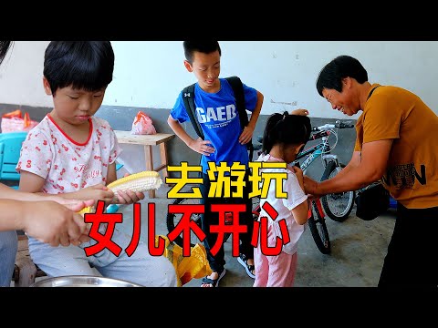 婆婆帶兒子去廈門玩，女兒留在家，吃飯都快哭了 | Two sons are going to Xiamen for a trip! Daughter is sad