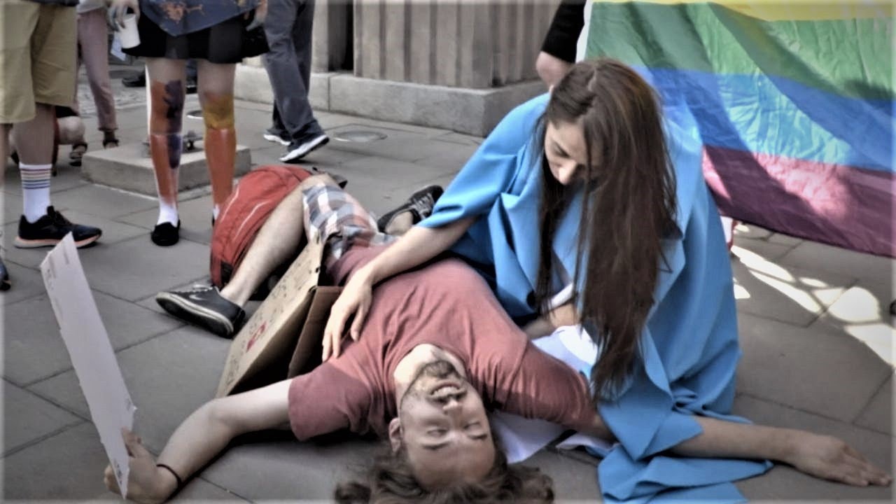 Jezus, Maryja i tęczowa flaga w Warszawie. ZADYMA przed Ministerstwem Edukacji