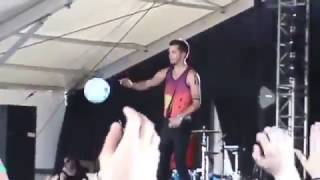 Tyler Joseph Hitting A Balloon Back And Forth With The Crowd Before Hoty