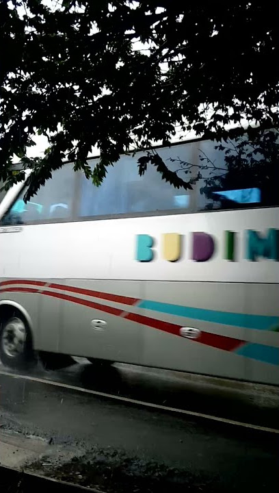 Bus Meliuk Di Jalan Super Licin Saat Hujan Deras