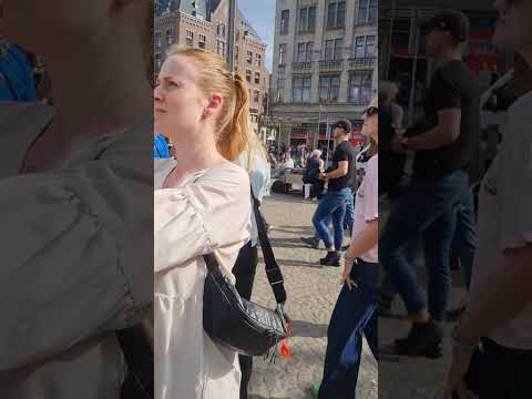 Амстердам центр города на площади митинг за подПиску каждую неделю. обнимаю Вас всех