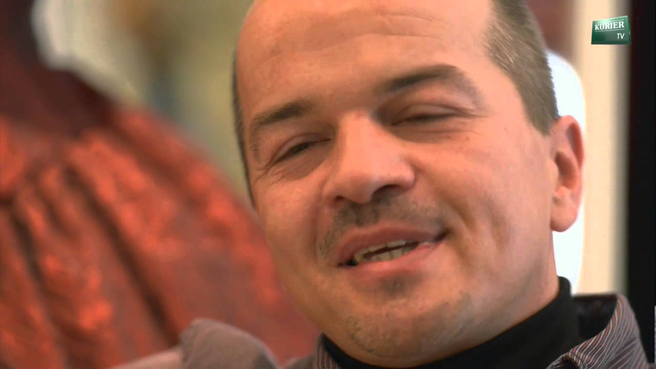 Christian Schmidt: Ein Mann steht seine Frau