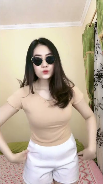 cewek berkaca mata hitam seksi