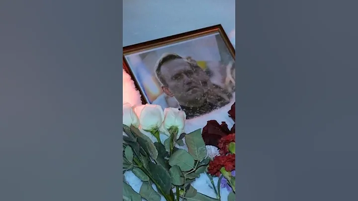 Russians Pay Tribute to Putin Critic Alexey Navalny