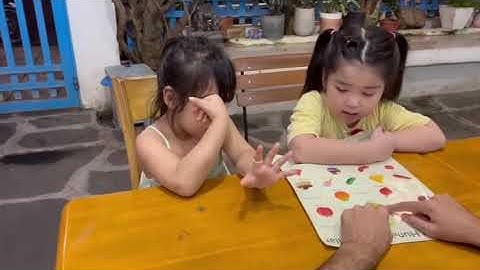 Tiếng Anh Giao Tiếp Phan Thiết: Annie and Elsa practice talking about The very hungry caterpillar