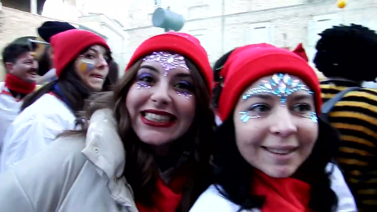 In attesa del Baccanale co 'I Vlurd' Waiting for the fiery bacchanal at Offida's historical Carnival