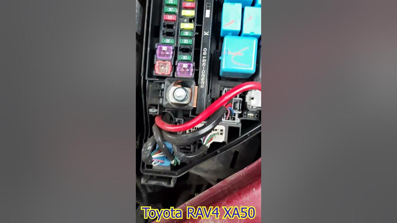 Де знаходиться запобіжник розетки багажного відділення у Toyota RAV4 ...