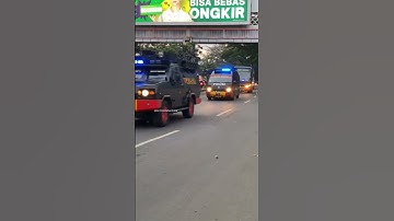 Rombongan tim Persija Jakarta tiba di Kota Bandung dengan menggunakan mobil Barracuda