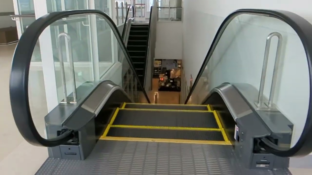 イオンモール甲府昭和　エスカレーター