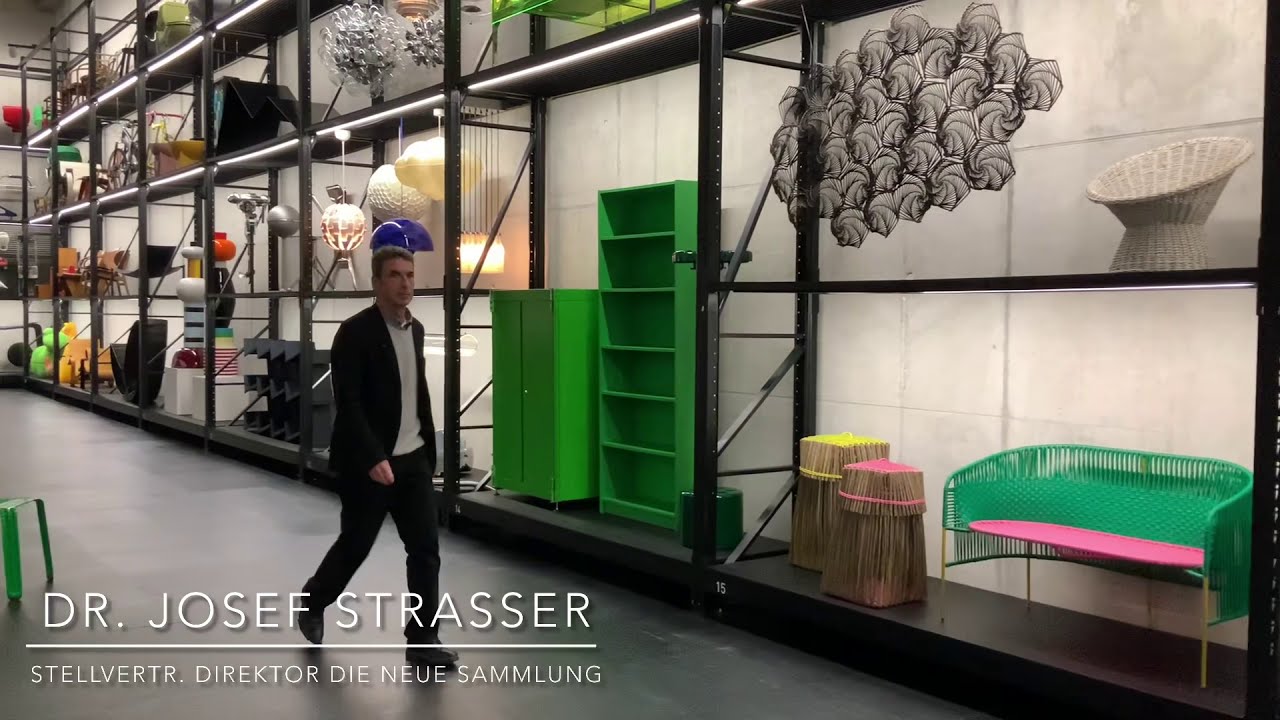 NAHAUFNAHME: Dr. Josef Straßer über ein Elektroauto aus den 1980er Jahren im neuen Schaudepot