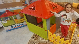 Bahçe çitli oyuncak ev oyunevi açtık, çok beğendik, eğlenceli çocuk videosu, toys unboxing