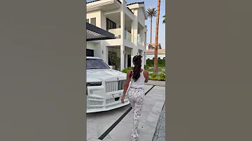 سيارة يومي اللبنانية لجديده هدية زوجها Youmikh 