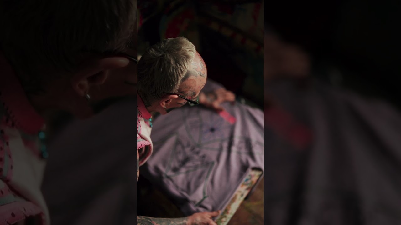 Старый художник кастомизирует мои вещи 