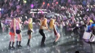 Gi-Dle Yuqi Helps Shuhua When She Falls On Stage - Music Bank In Chile 2022