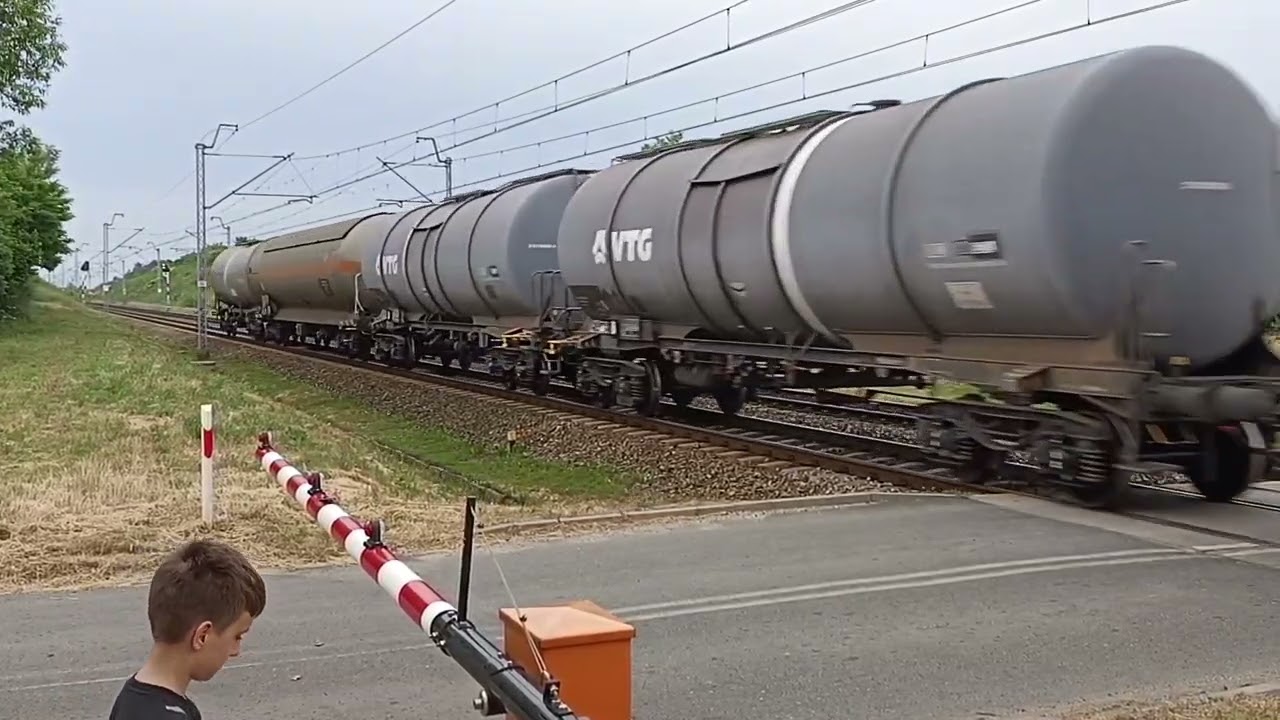 przejazd kolejowy ul moryca (dwa pociągi na raz)