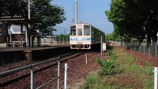 【水島臨海鉄道】ＭＲＴ３００形ワンマン三菱自工前行発車（水島臨海鉄道球場前駅）【クリームホワイトの車体に、ブルー濃淡の線が塗装されている車両】