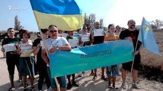 Активисты спели гимн Украины на админгранице с Крымом