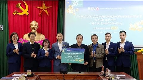 Tặng quà Tết cho các hộ nghèo và công nhân