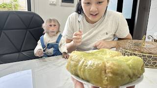 Lala asked the cameraman for help because of Mom's new manicure!