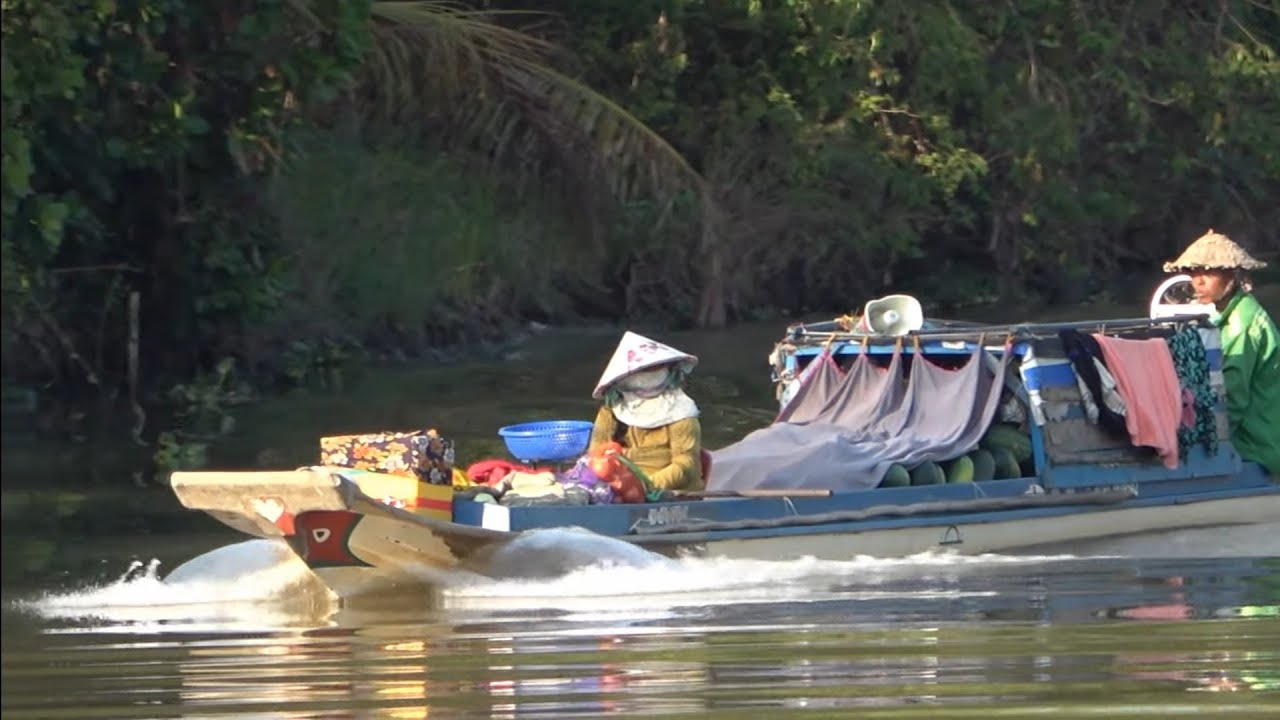 Cảnh bình yên người dân làm ăn buôn bán trên sông quê