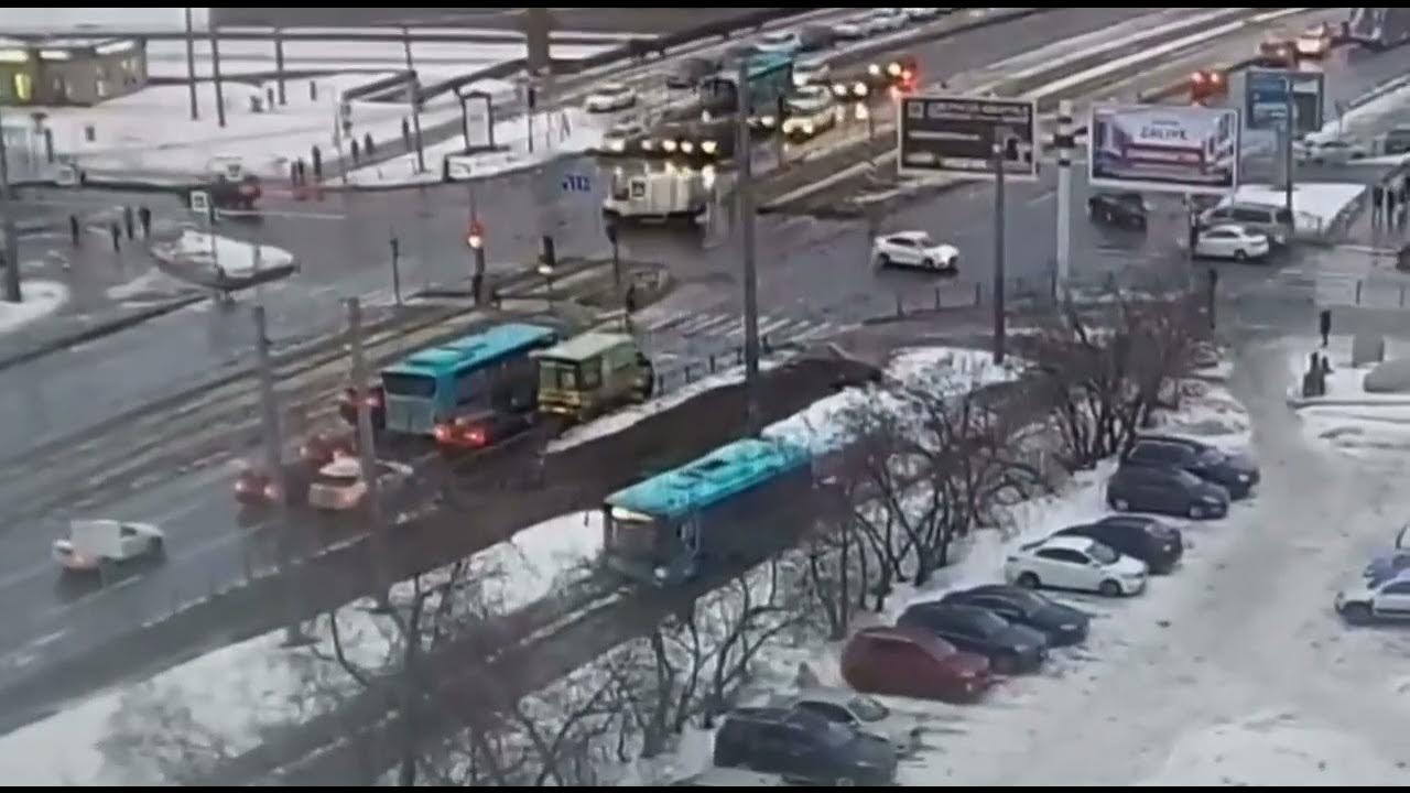 где в питере можно снять. туристы спб. собор святой животворящей троицы в петербурге на обводном. конец экскурсии картинка. данила багров в питере.